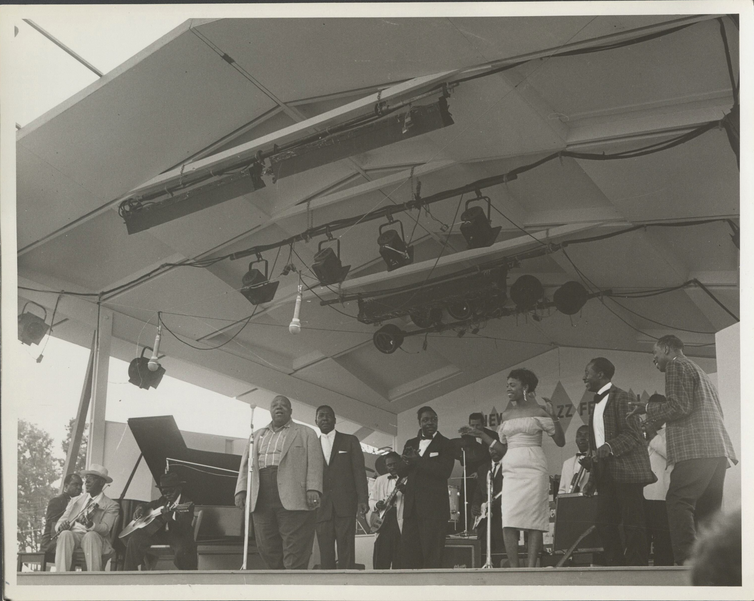 Muddy Waters singing with other musicians at the Newport Jazz Festival. Credit: The Estate of Victor Kalin.